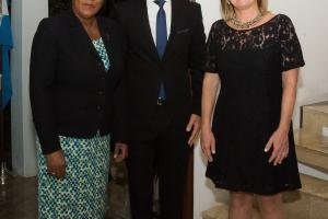 El Embajador junto a la Canciller de Barbados